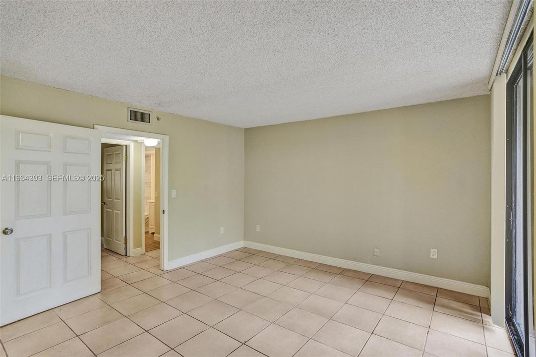 For Sale: $240,000 (2 beds, 2 baths, 965 Square Feet)