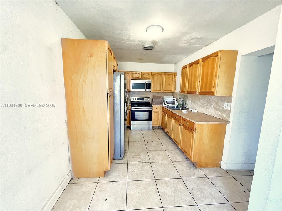 For Rent: $3,100 (3 beds, 1 baths, 1520 Square Feet)