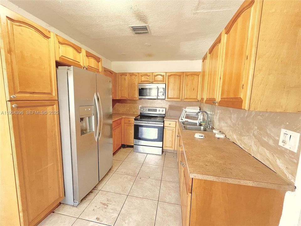 For Rent: $3,100 (3 beds, 1 baths, 1520 Square Feet)