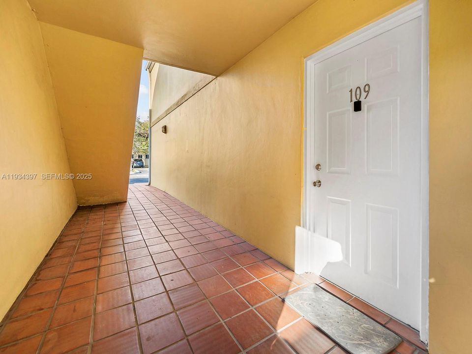 В аренду: $2,350 (2 спален, 2 ванн, 960 Квадратных фут)