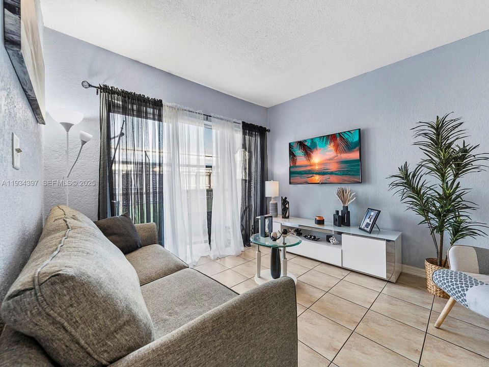 В аренду: $2,350 (2 спален, 2 ванн, 960 Квадратных фут)