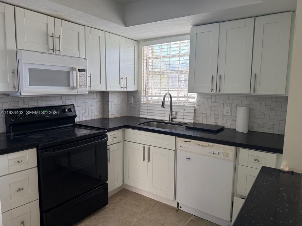 待售: $240,000 (1 贝兹, 1 浴室, 662 平方英尺)