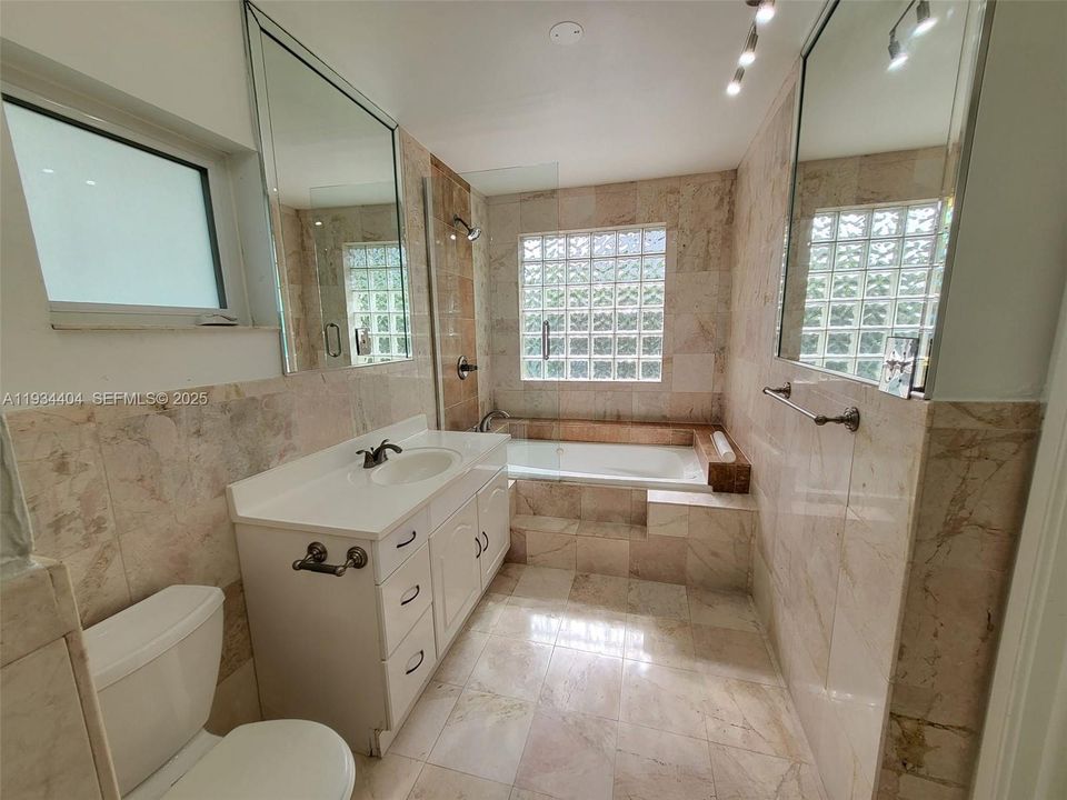 En Renta: $8,000 (3 camas, 2 baños, 2093 Pies cuadrados)