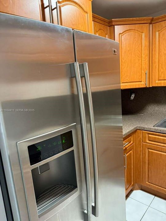 For Rent: $2,100 (2 beds, 2 baths, 986 Square Feet)