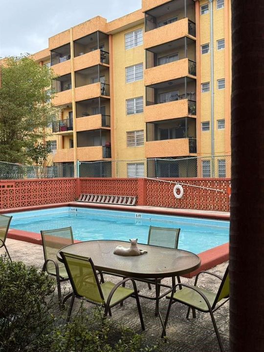 For Rent: $2,100 (2 beds, 2 baths, 986 Square Feet)