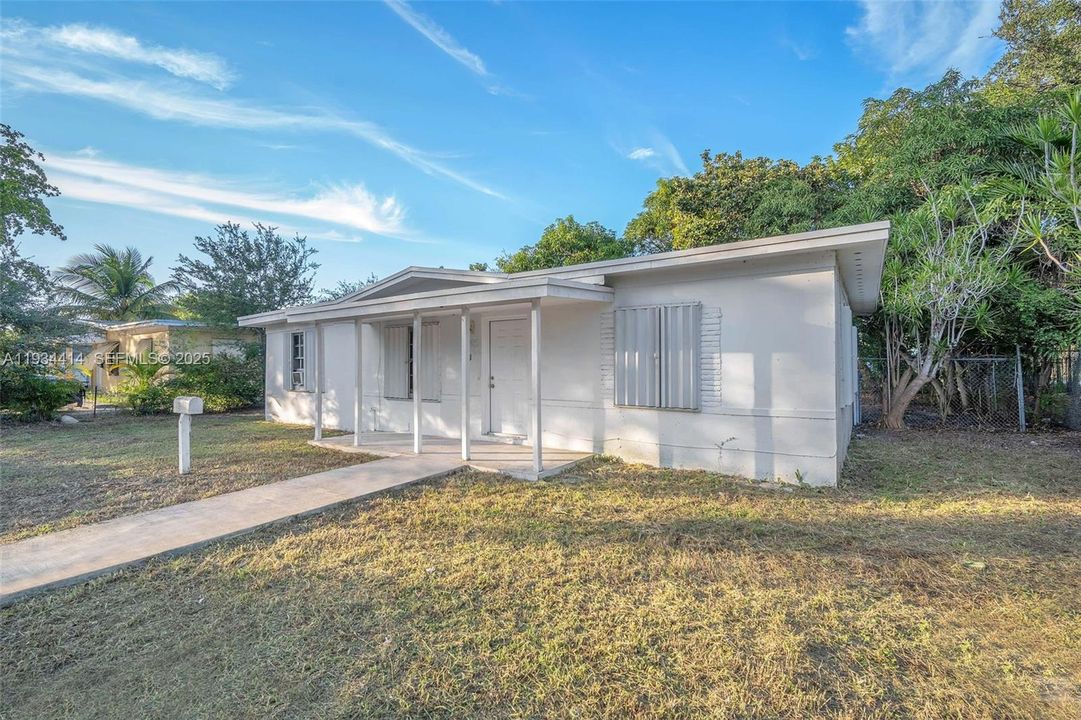 For Sale: $475,000 (3 beds, 2 baths, 1140 Square Feet)