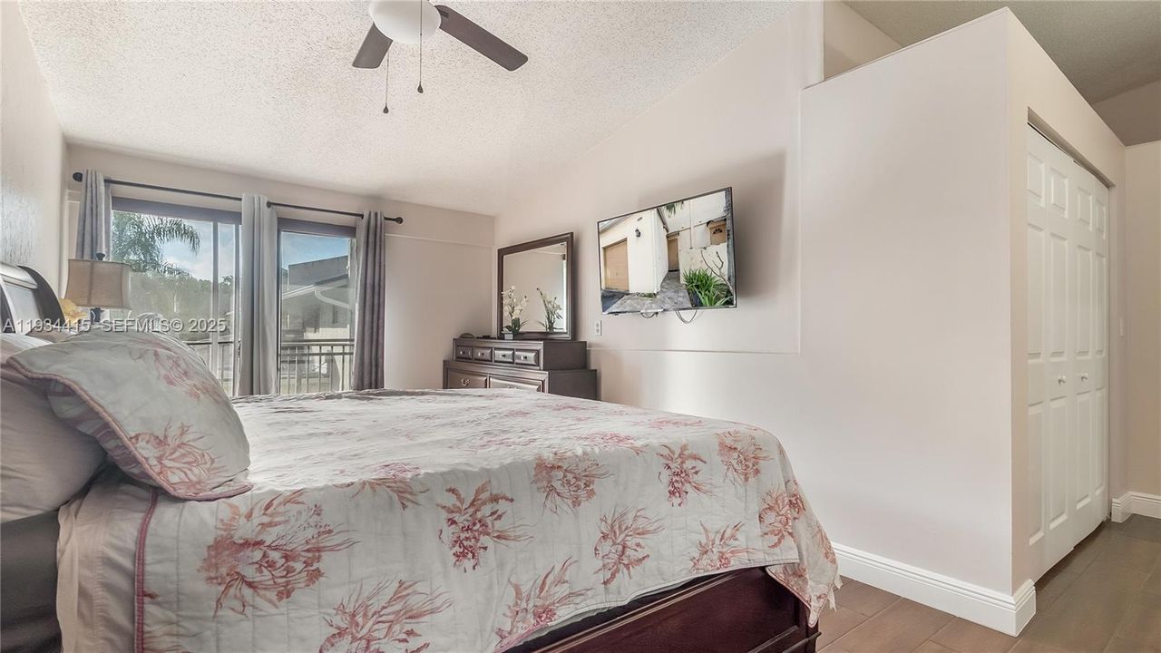 For Sale: $385,000 (2 beds, 2 baths, 1358 Square Feet)