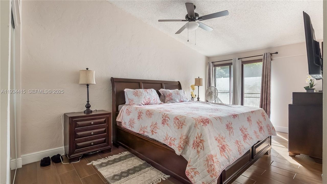 For Sale: $385,000 (2 beds, 2 baths, 1358 Square Feet)