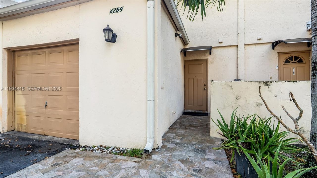 For Sale: $385,000 (2 beds, 2 baths, 1358 Square Feet)