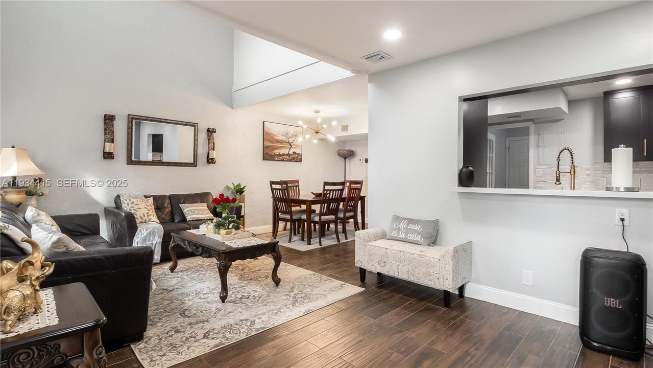 For Sale: $385,000 (2 beds, 2 baths, 1358 Square Feet)