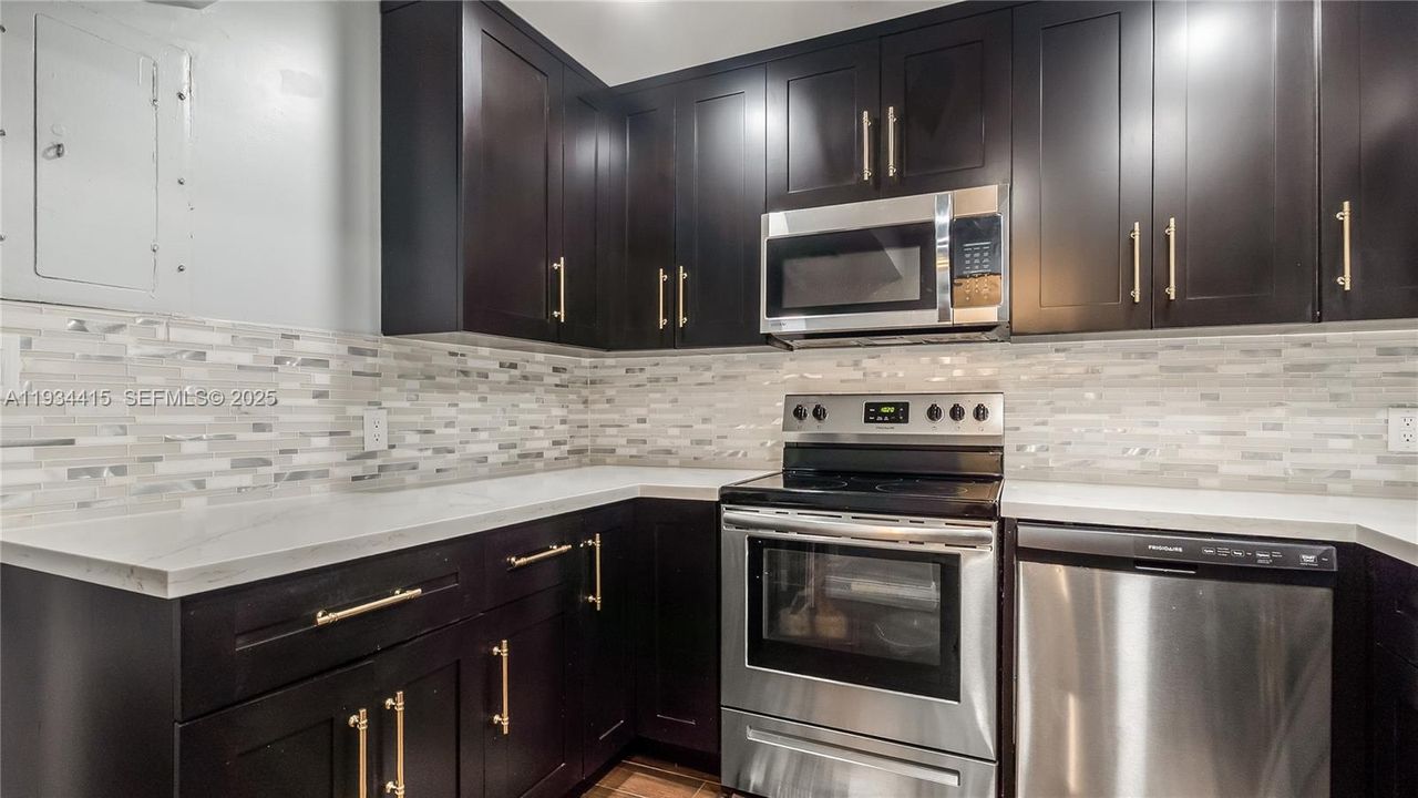 For Sale: $385,000 (2 beds, 2 baths, 1358 Square Feet)