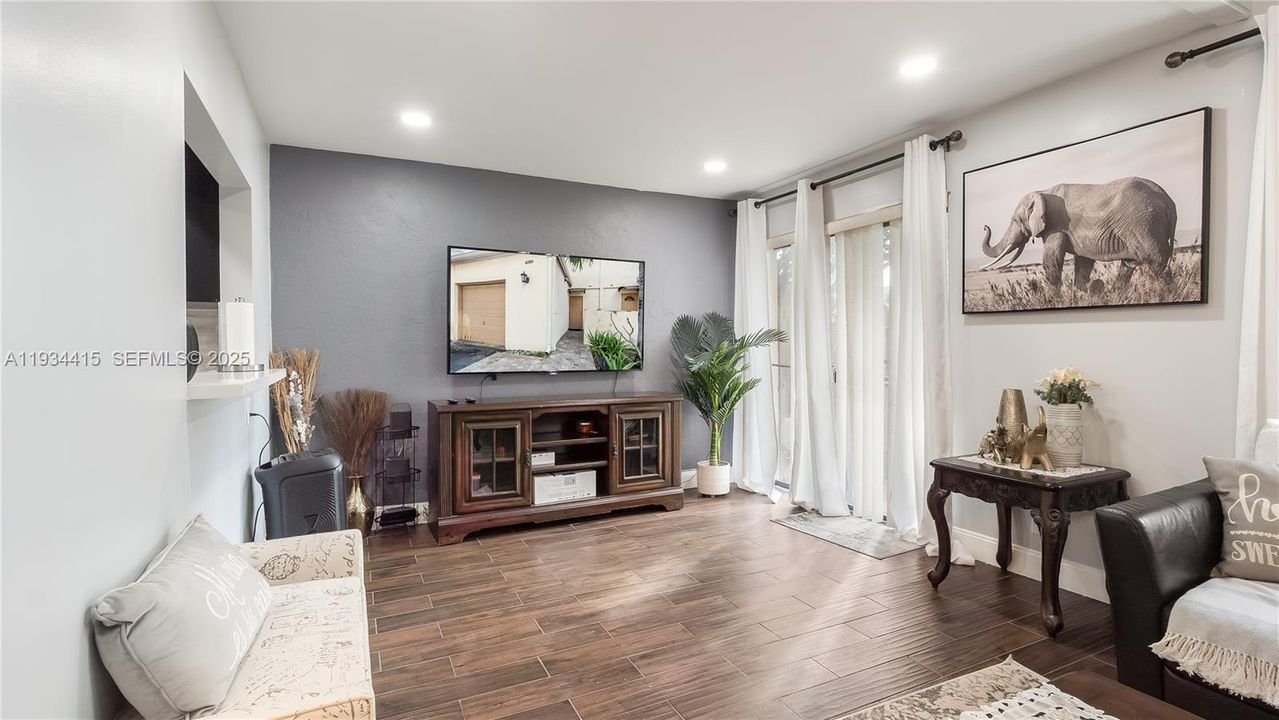 For Sale: $385,000 (2 beds, 2 baths, 1358 Square Feet)