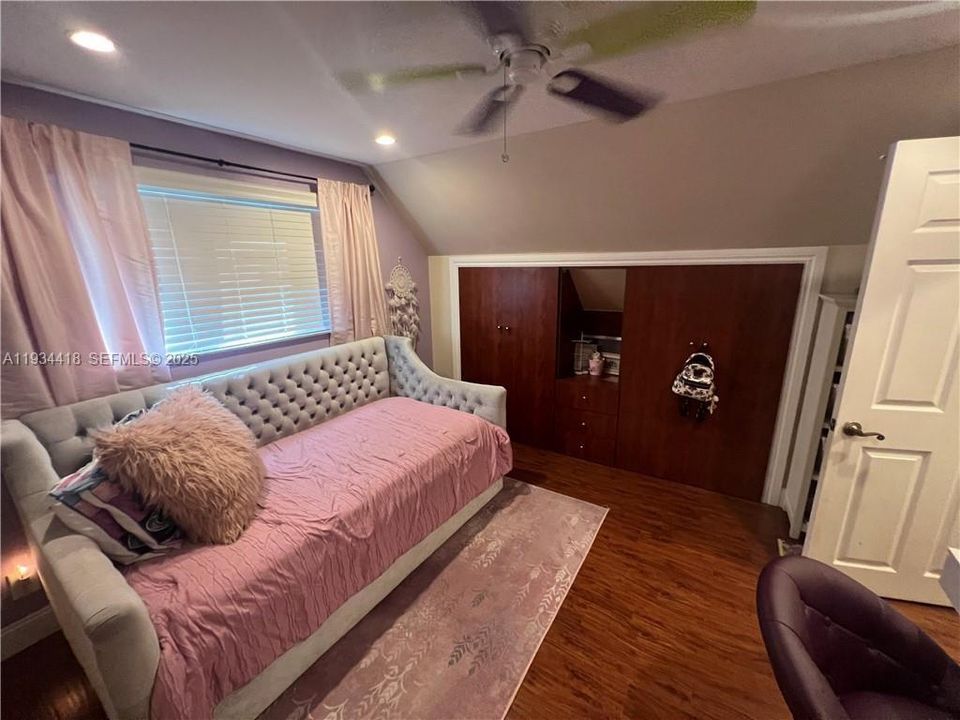 For Rent: $4,200 (3 beds, 2 baths, 1436 Square Feet)