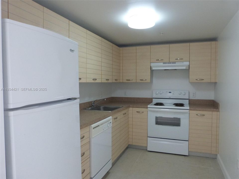 For Rent: $2,350 (2 beds, 2 baths, 951 Square Feet)