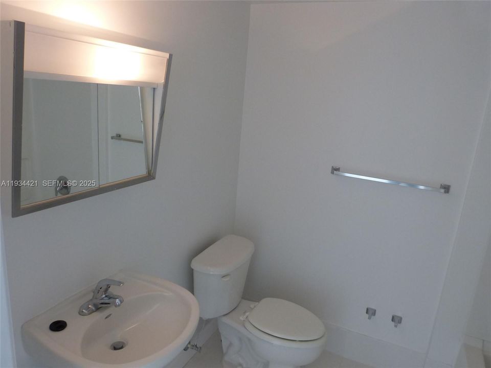 For Rent: $2,350 (2 beds, 2 baths, 951 Square Feet)