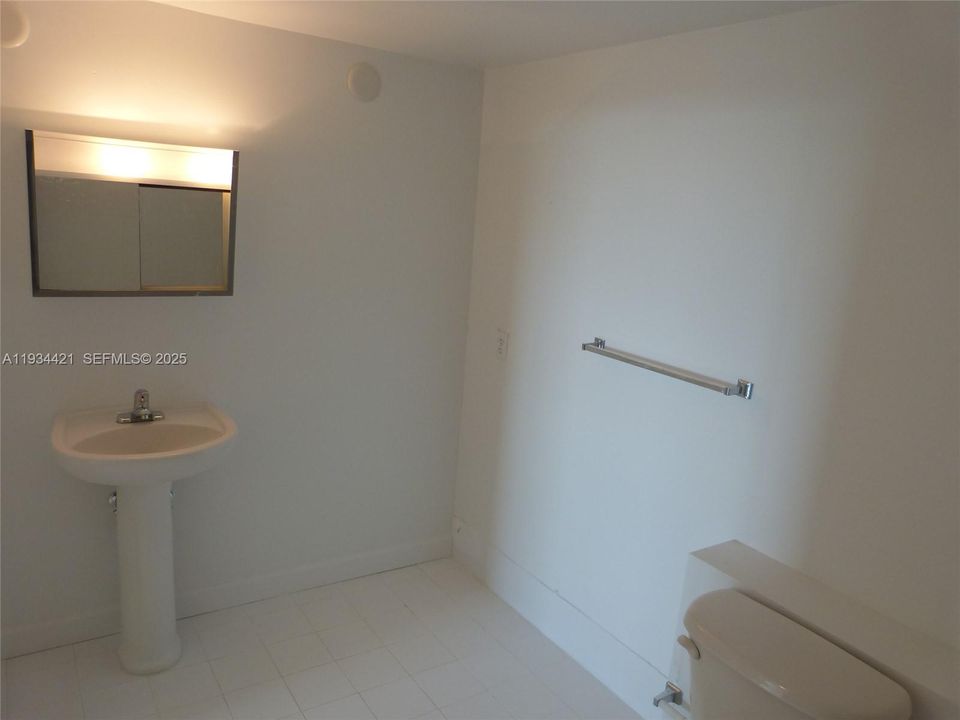 For Rent: $2,350 (2 beds, 2 baths, 951 Square Feet)