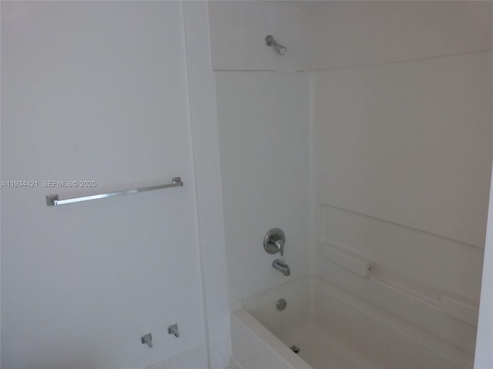 For Rent: $2,350 (2 beds, 2 baths, 951 Square Feet)