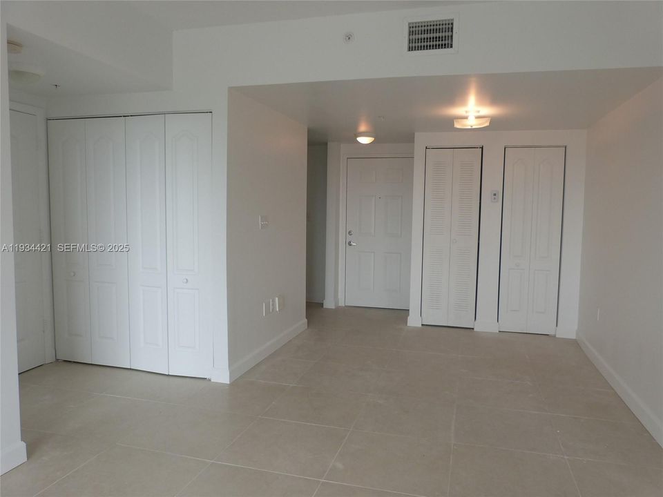 For Rent: $2,350 (2 beds, 2 baths, 951 Square Feet)