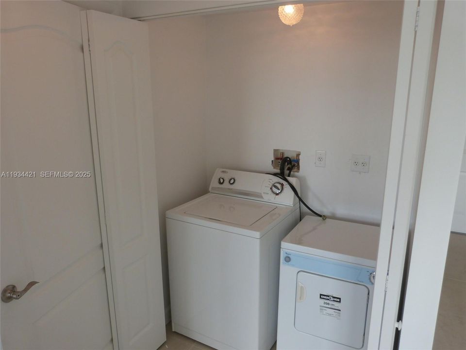 For Rent: $2,350 (2 beds, 2 baths, 951 Square Feet)