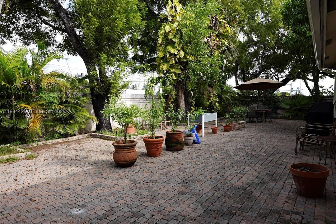 待售: $720,000 (3 贝兹, 2 浴室, 1219 平方英尺)