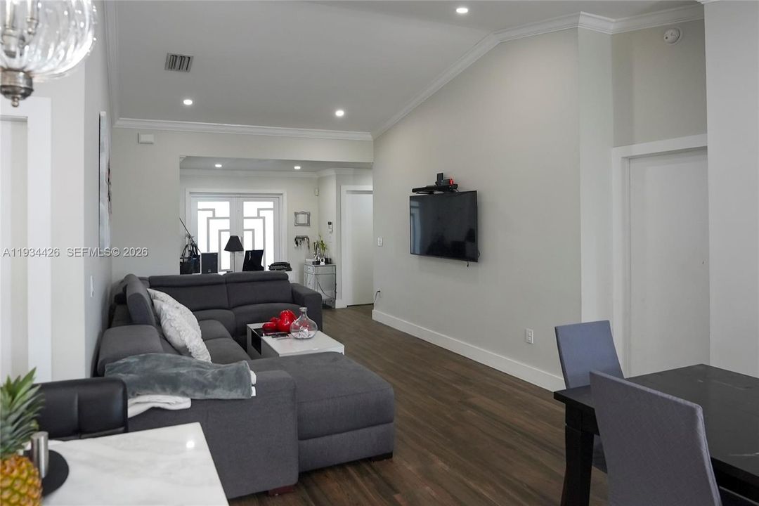 待售: $720,000 (3 贝兹, 2 浴室, 1219 平方英尺)