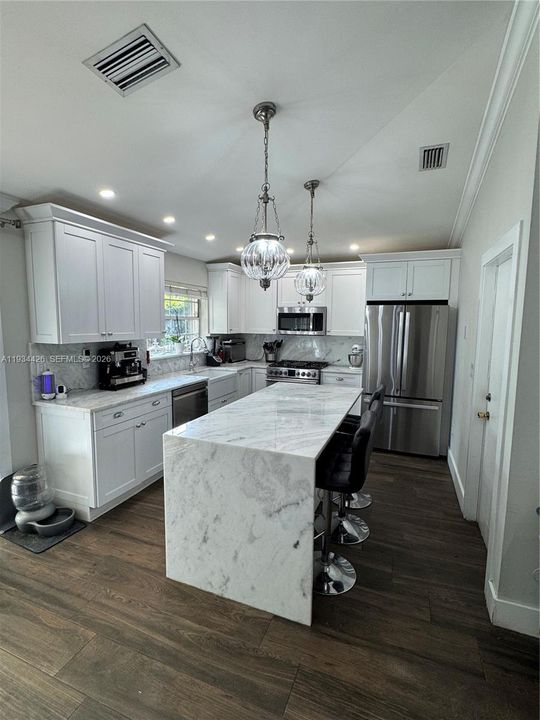 待售: $720,000 (3 贝兹, 2 浴室, 1219 平方英尺)