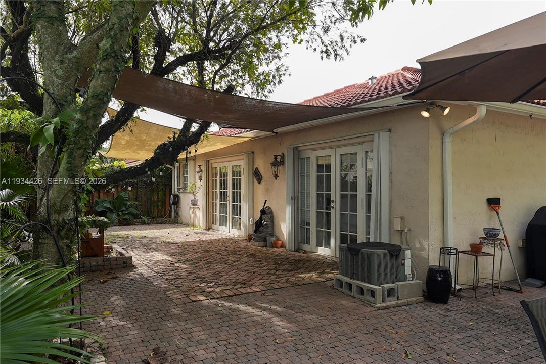 待售: $720,000 (3 贝兹, 2 浴室, 1219 平方英尺)