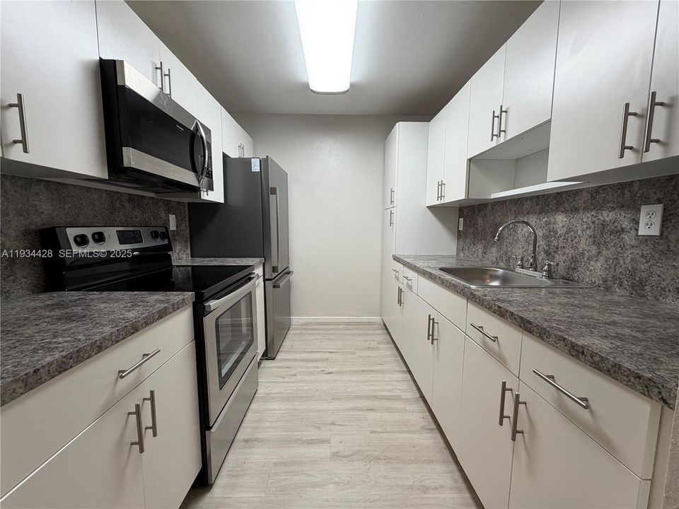 For Rent: $2,500 (2 beds, 2 baths, 918 Square Feet)