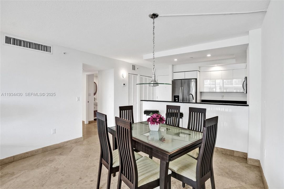 En Venta: $895,000 (2 camas, 2 baños, 1238 Pies cuadrados)