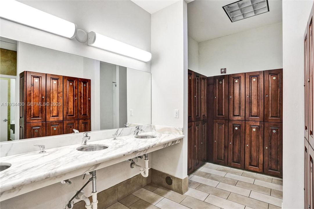 En Venta: $895,000 (2 camas, 2 baños, 1238 Pies cuadrados)