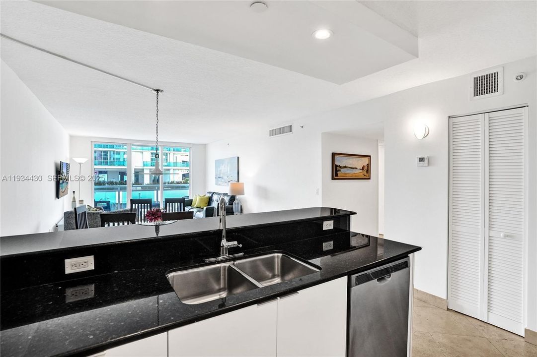 En Venta: $895,000 (2 camas, 2 baños, 1238 Pies cuadrados)