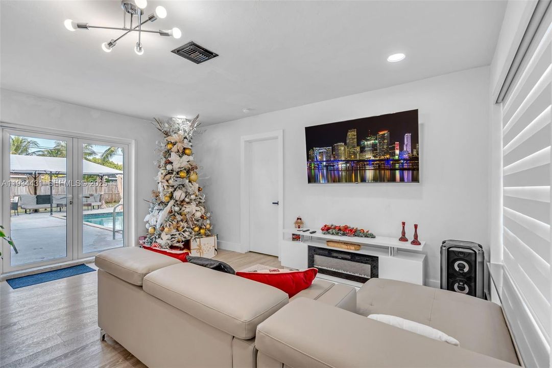 For Sale: $674,900 (3 beds, 2 baths, 1352 Square Feet)