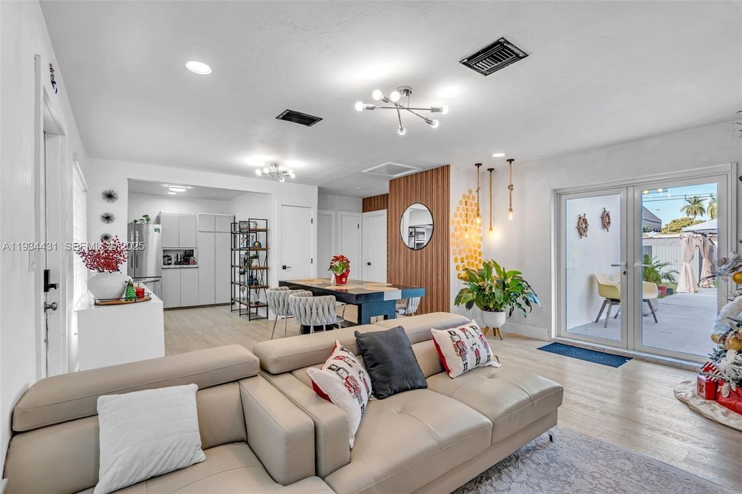 For Sale: $674,900 (3 beds, 2 baths, 1352 Square Feet)