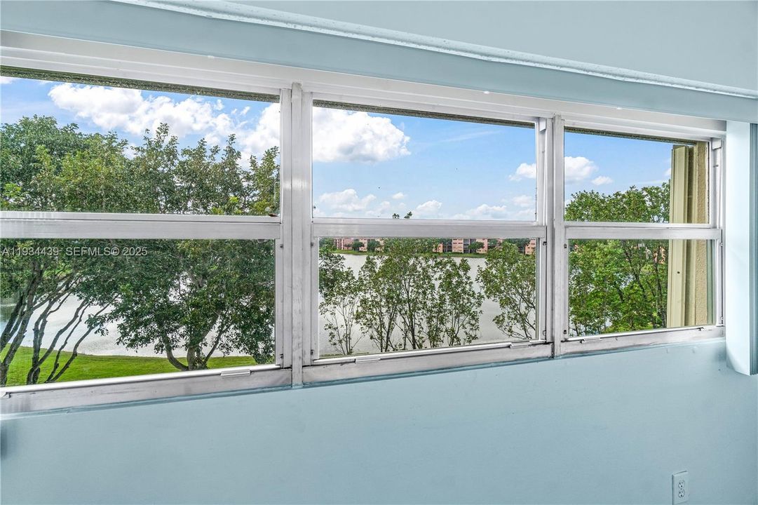 For Sale: $199,000 (2 beds, 2 baths, 1207 Square Feet)