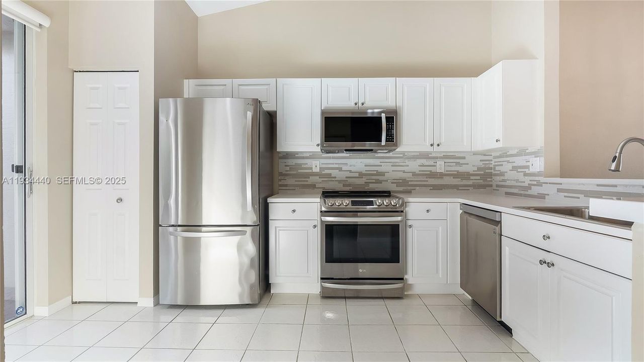 For Sale: $430,000 (2 beds, 2 baths, 1320 Square Feet)