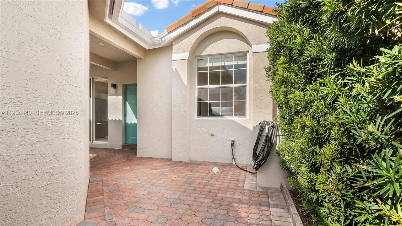 For Sale: $430,000 (2 beds, 2 baths, 1320 Square Feet)