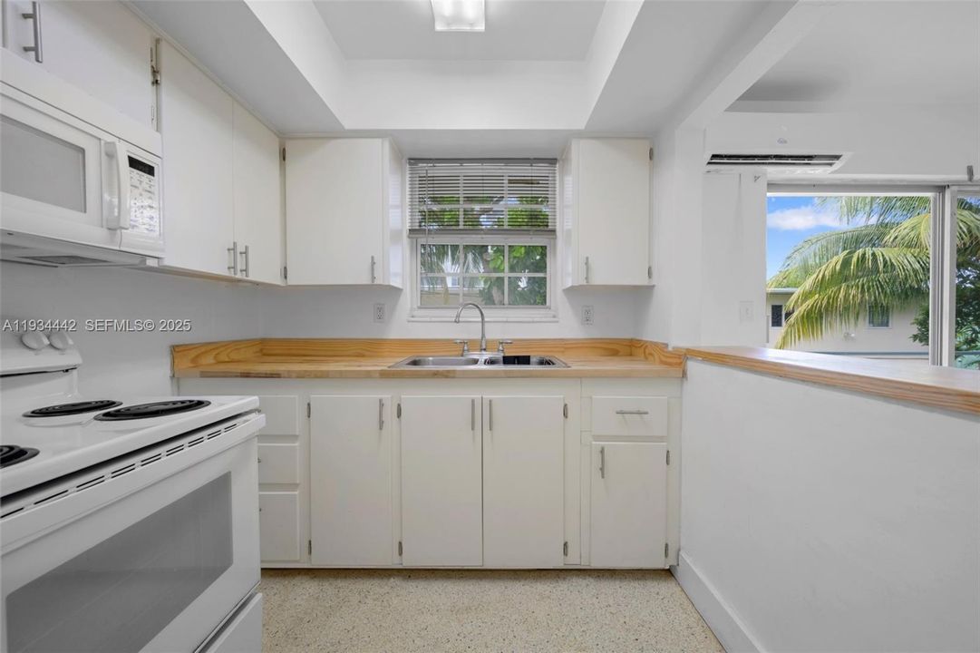 出租: $1,750 (1 贝兹, 1 浴室, 0 平方英尺)