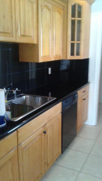 出租: $2,300 (2 贝兹, 2 浴室, 1032 平方英尺)