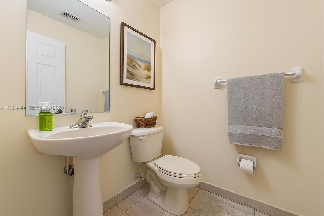 For Rent: $2,150 (3 beds, 2 baths, 1676 Square Feet)