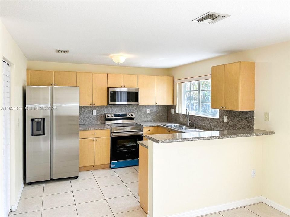 For Rent: $2,150 (3 beds, 2 baths, 1676 Square Feet)