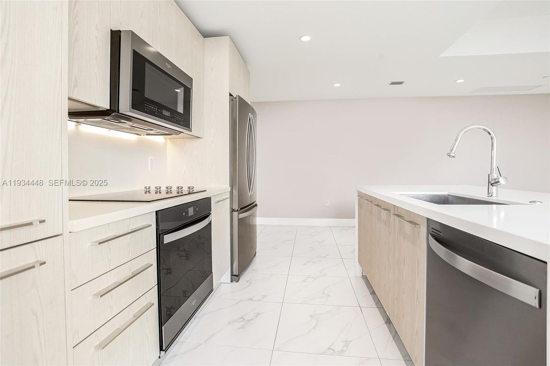 В аренду: $4,000 (3 спален, 3 ванн, 877 Квадратных фут)