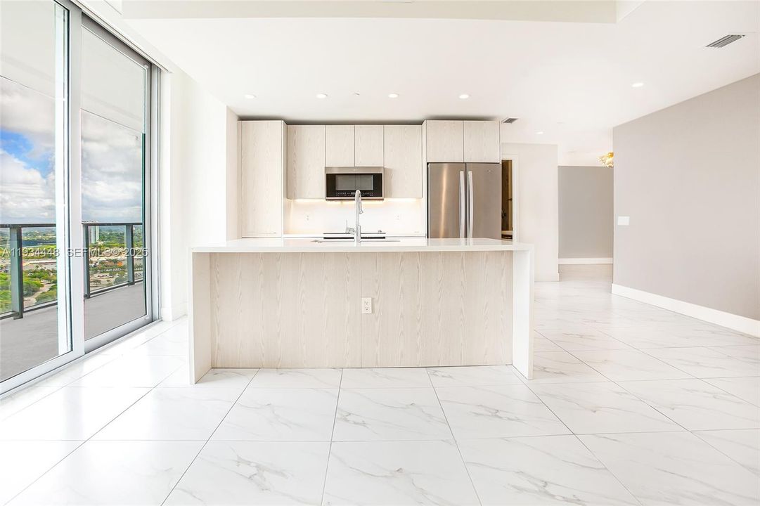 В аренду: $4,000 (3 спален, 3 ванн, 877 Квадратных фут)