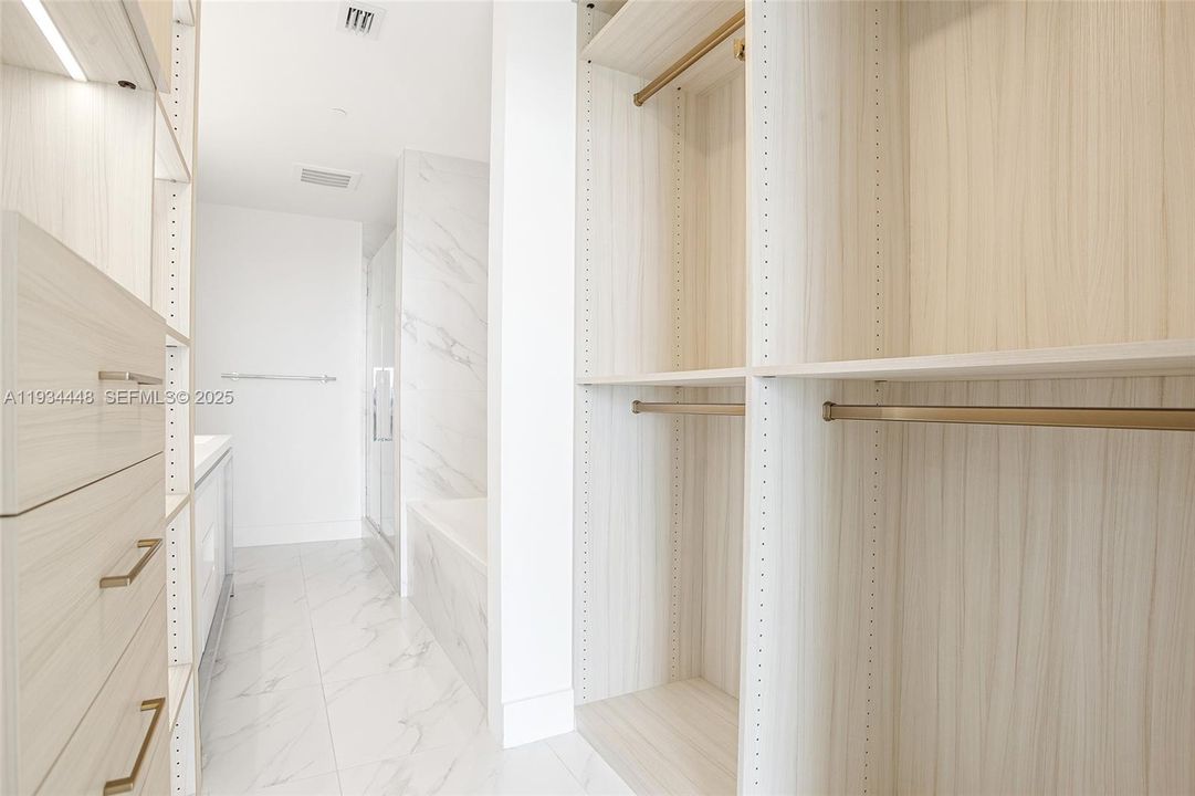 В аренду: $4,000 (3 спален, 3 ванн, 877 Квадратных фут)