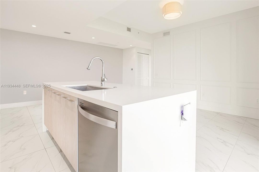 В аренду: $4,000 (3 спален, 3 ванн, 877 Квадратных фут)