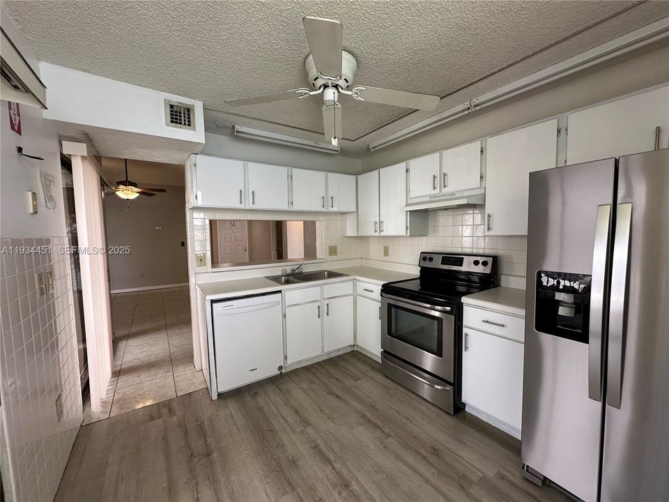 For Rent: $2,100 (2 beds, 2 baths, 970 Square Feet)