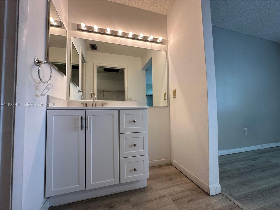 For Rent: $2,100 (2 beds, 2 baths, 970 Square Feet)