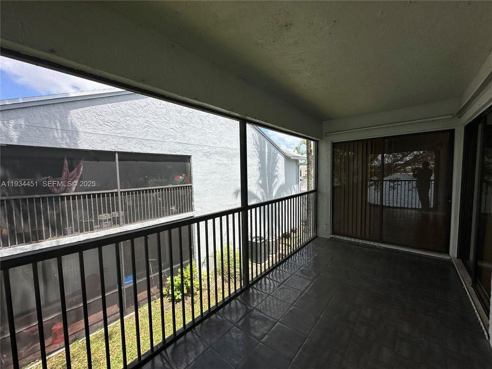 For Rent: $2,100 (2 beds, 2 baths, 970 Square Feet)