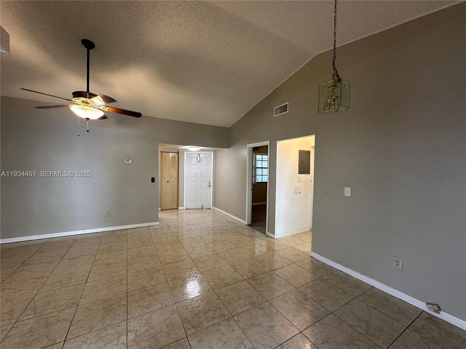 For Rent: $2,100 (2 beds, 2 baths, 970 Square Feet)