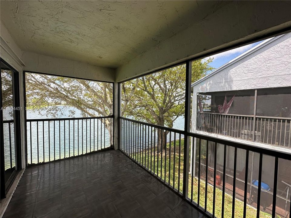 For Rent: $2,100 (2 beds, 2 baths, 970 Square Feet)