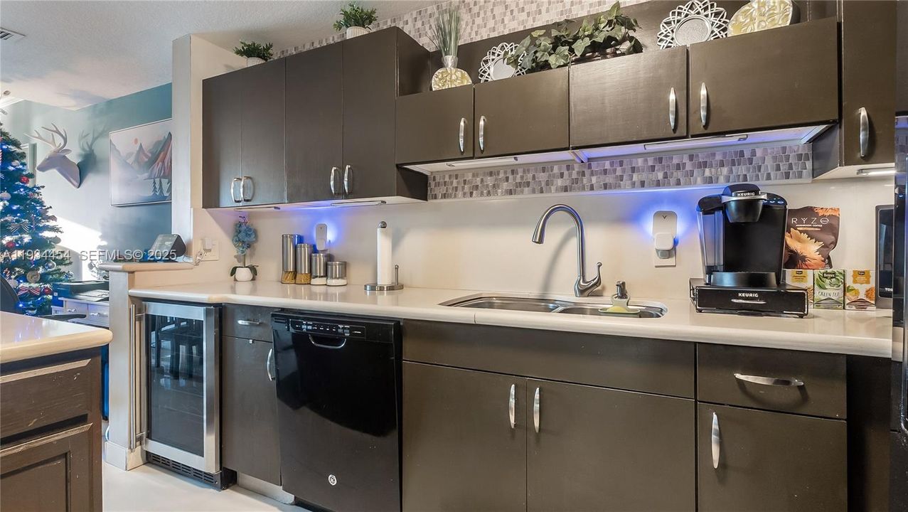 На продажу: $375,000 (2 спален, 2 ванн, 1244 Квадратных фут)